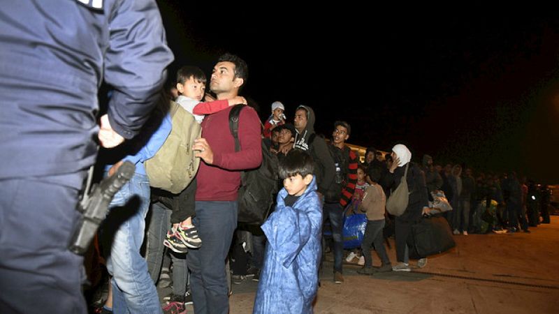 Boletines RNE - Alemania prevé recibir este año 800.000 personas, cuatro veces más que en 2014 - Escuchar ahora