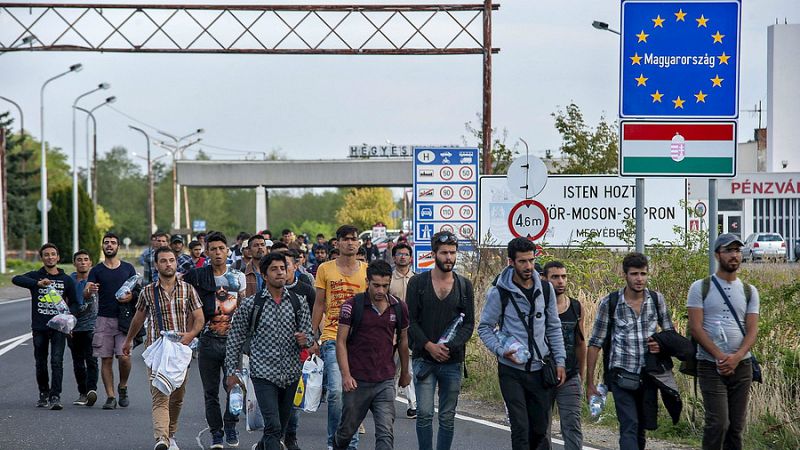 Boletines RNE - Miles de refugiados siguen intentando cruzar Europa - Escuchar ahora