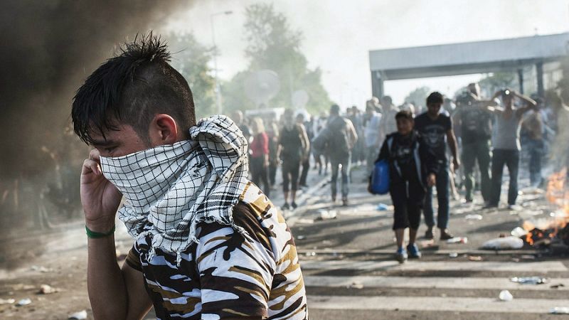 Las mañanas de RNE - Hungría emplea gases lacrimógenos para impedir que los refugiados crucen la frontera - Escuchar ahora