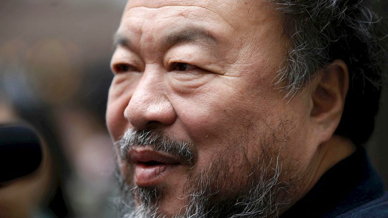 Radio 5 Actualidad - Ai Weiwei, con una manta al hombro en apoyo a los refugiados - Escuchar ahora