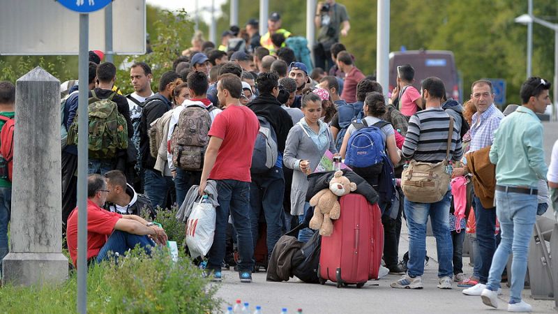 Boletines RNE - El Parlamento Europeo respalda el reparto de 120.000 refugiados - Escuchar ahora