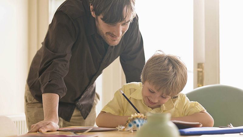 Radio 5 Actualidad - Rueda de corresponsales: Alemania reduce a 32 horas la jornada de los padres trabajadores - Escuchar ahora