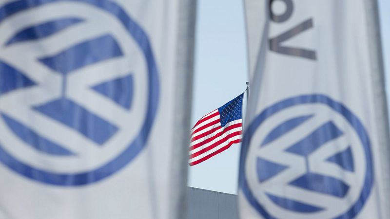 Boletines RNE - La crisis de Volkswagen se cobra su primera víctima - Escuchar ahora