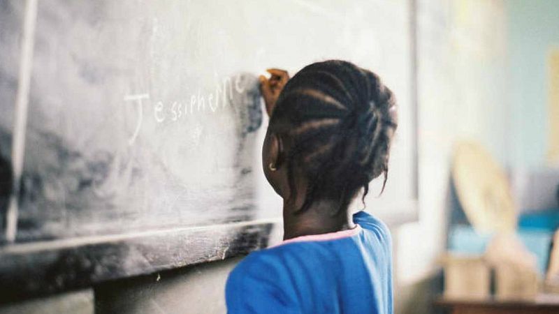 Entre paréntesis - Pobreza, injusticia, violencia y discriminación, los asuntos pendientes en los derechos de las niñas - Escuchar ahora