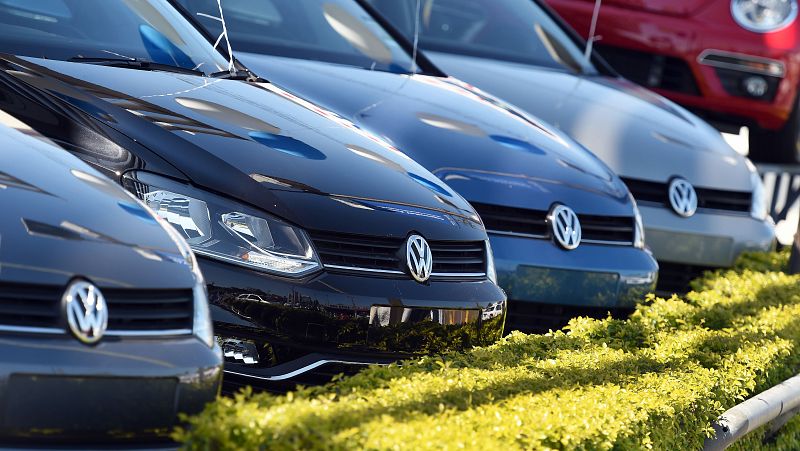 Boletines RNE - Volkswagen comenzará a revisar los motores manipulados en enero - Escuchar ahora