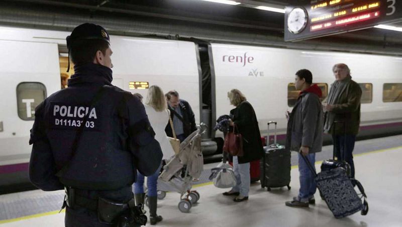 Boletines RNE - Más de veinte trenes afectados por el corte de cable de fibra óptica en el AVE en Cataluña - Escuchar ahora