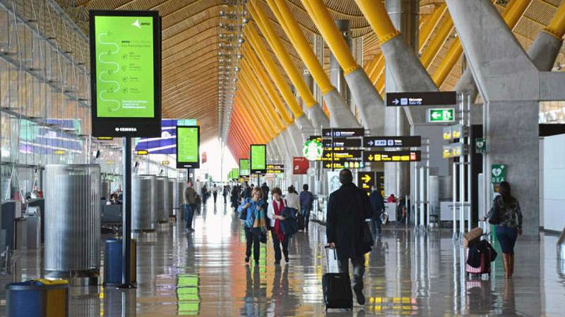 Radio 5 Actualidad - Los aeropuertos españoles alcanzan un récord histórico en septiembre y superan los 21 millones de pasajeros - Escuchar ahora