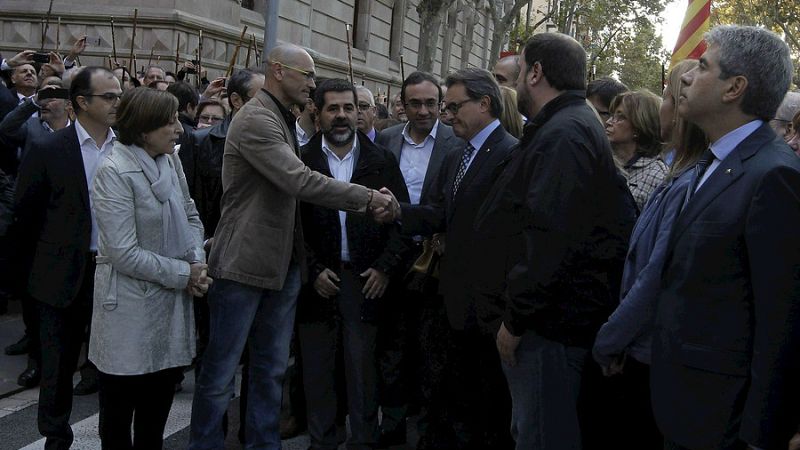 Boletines RNE - Miles de personas se manifiestan a las puertas del TSJC, mientras declara Mas - Escuchar ahora