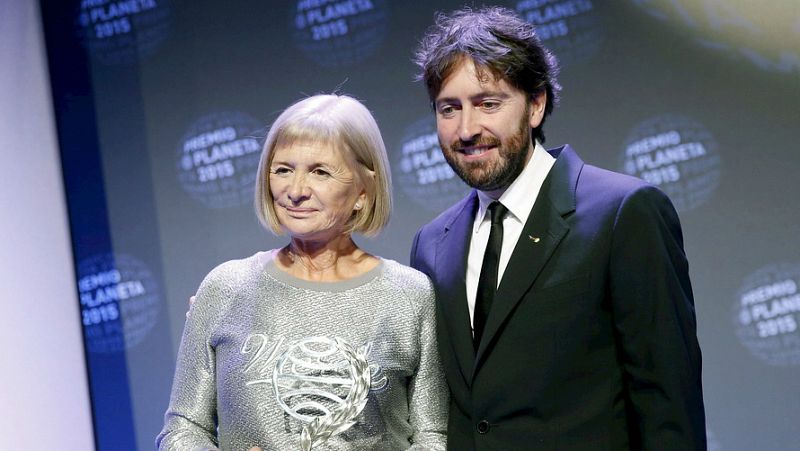 Radio 5 Actualidad - Felicitamos a Alicia Giménez-Bartlett y Daniel Sánchez Arévalo, ganadora y finalista del Premio Planeta - Escuchar ahora
