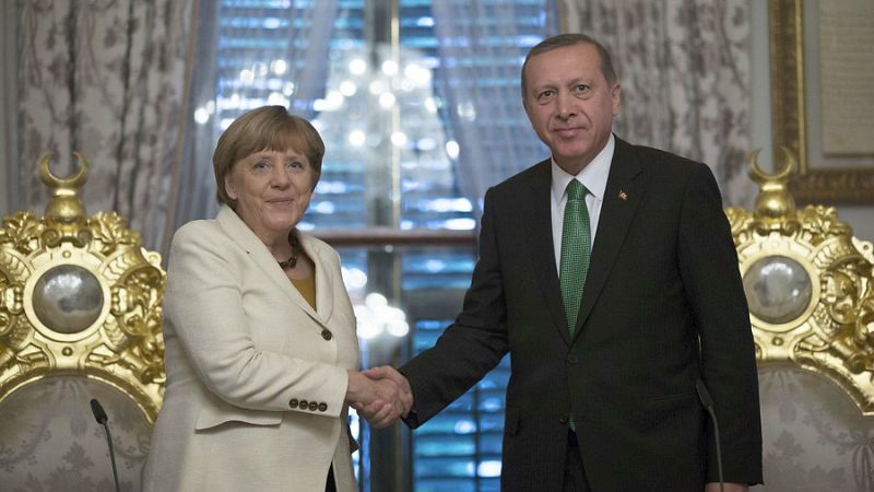 Las mañanas de RNE - Angela Merkel se alía con Turquía para frenar la llegada de refugiados - Escuchar ahora