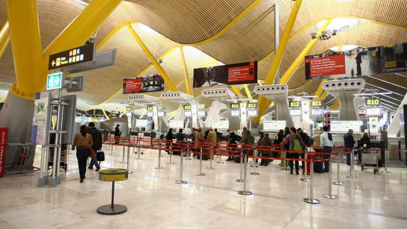 Boletines RNE - Detenida en Barajas una española que pretendía unirse al Estado Islámico - Escuchar ahora