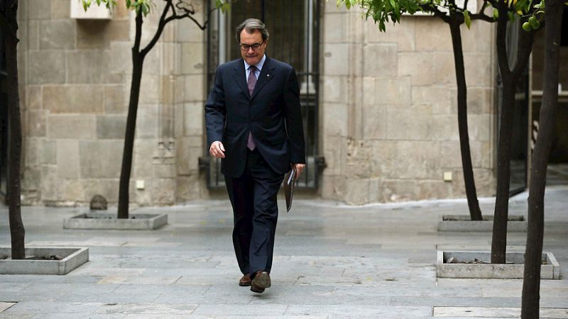 Boletines RNE - Mas comparece para defender el proceso de adjudicación de obras públicas - Escuchar ahora