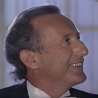Intrpretes ante el micrfono: Manuel Carra