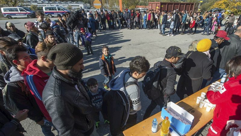 Radio 5 Actualidad - Juncker da un tirón de orejas a los estados miembros por no hacer lo suficiente en el reparto de refugiados - Escuchar ahora