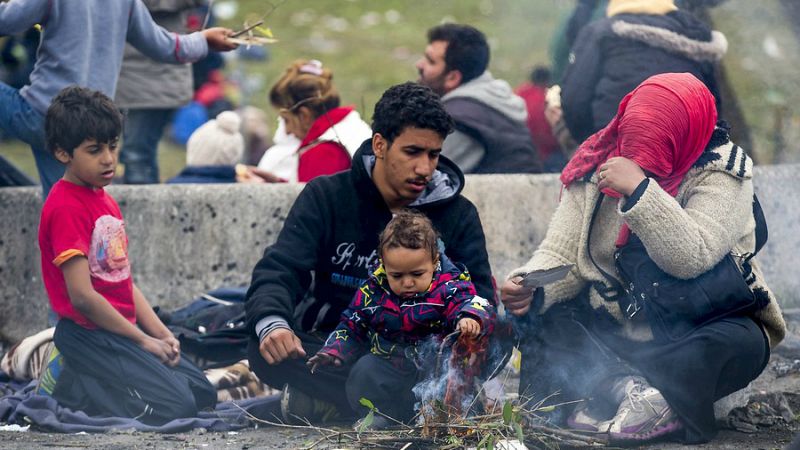 Boletines RNE - 700.000 refugiados han llegado a Europa en 2015 - Escuchar ahora