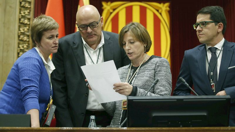 Boletines RNE - La mesa del Parlament, reunida para decidir si tramita por la via urgente la resolución de Junts pel Sí y la CUP - Escuchar ahora