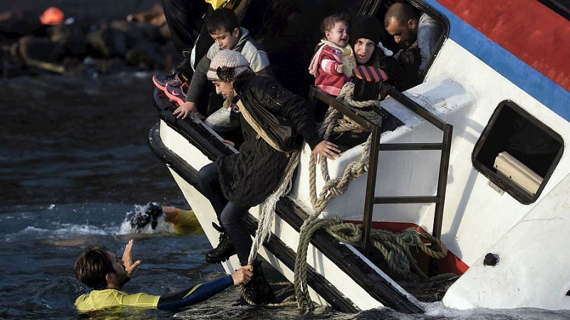 Radio 5 Actualidad - Continúa la búsqueda de refugiados desaparecidos en el naufragio - Escuchar ahora