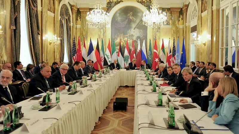 Entre paréntesis - Cumbre en Viena para encontrar una solución que acabe con la guerra en Siria - Escuchar ahora