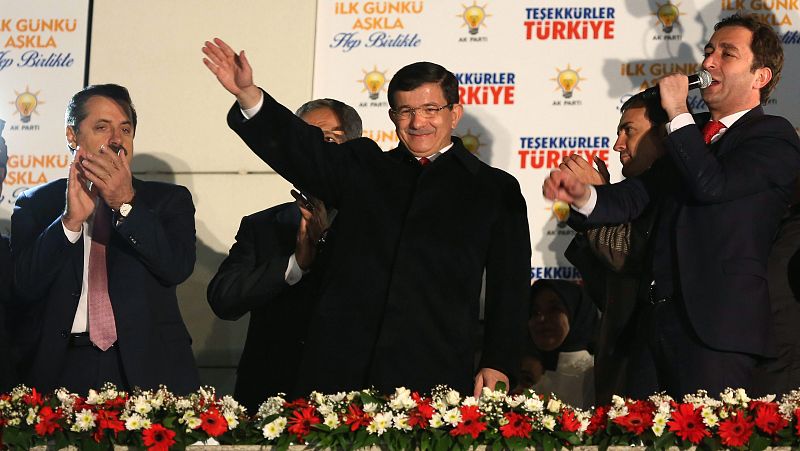Boletines RNE - Davutoglu dice que su mandato llevará la paz a Turquía - Escuchar ahora