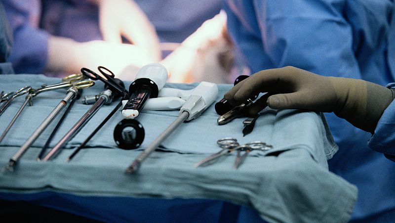 Entre paréntesis - 9.000 médicos ejercen como cirujanos plásticos en España sin estar especializados - Escuchar ahora