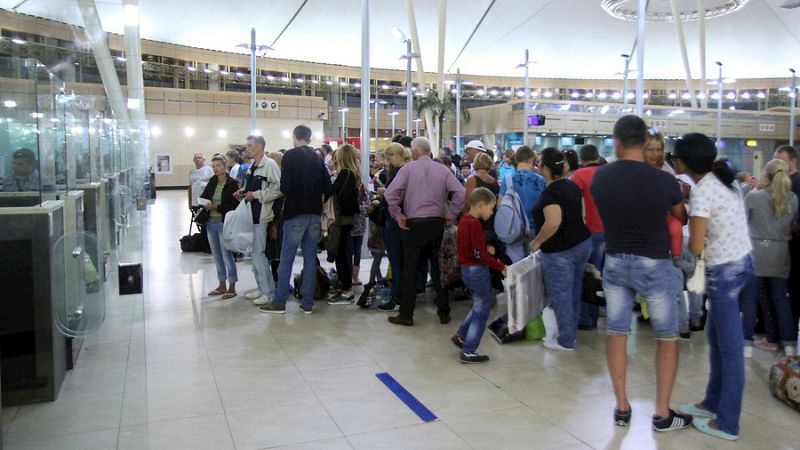 Boletines RNE - El Reino Unido comienza a repatriar a los 20.000 británicos varados en Sharm al Shaij - Escuchar ahora