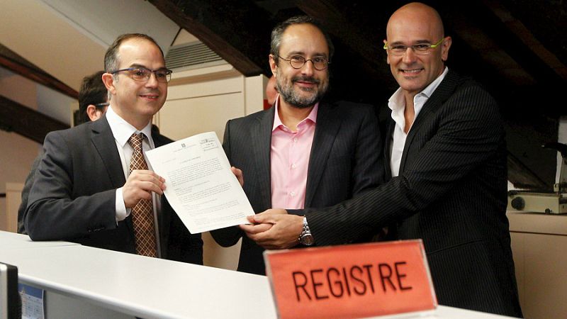 Boletines RNE - Junts pel Sí y la CUP registran un anexo a la resolución independentista para dotarla de contenido social - Escuchar ahora
