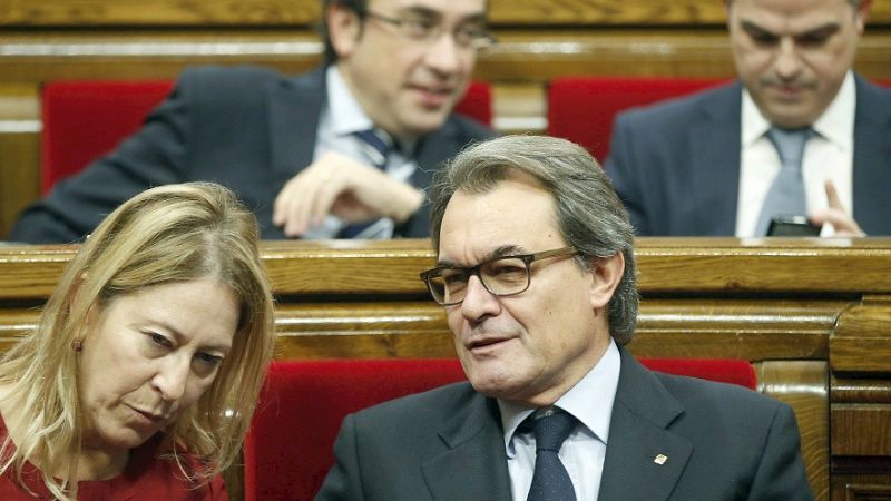 Boletines RNE - El Parlament catalán celebra el pleno que aprobará la resolución independentista de Junts pel Sí y la CUP - Escuchar ahora