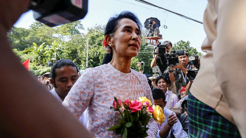 Radio 5 Actualidad - El partido de la Premio Nobel de la Paz Suu Kyi  gana en Birmania - Escuchar ahora