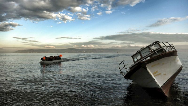 Boletines RNE - Al menos 14 muertos al hundirse la barca con la que intentaban llegar a Lesbos - Escuchar ahora