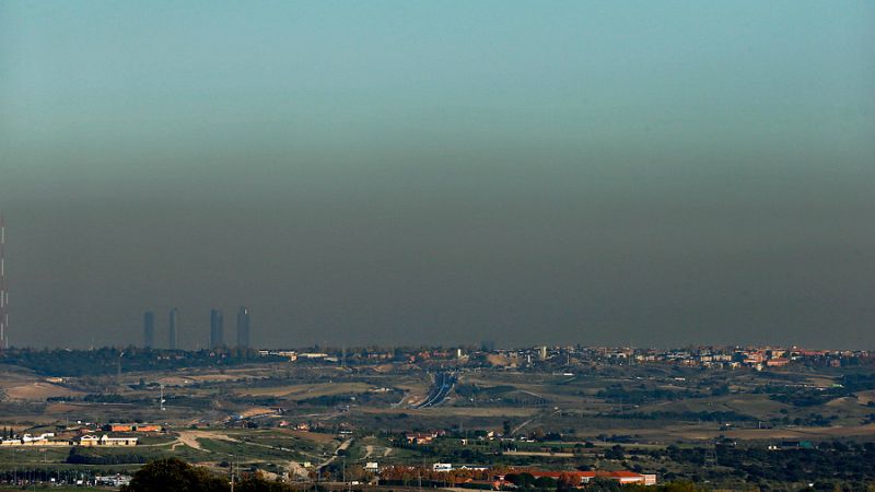 Radio 5 Actualidad - Madrid prohíbe aparcar a los no residentes en la zona SER por la alta contaminación - Escuchar ahora