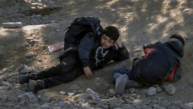 Boletines RNE - Setecientos niños buscan a diario refugio en Europa - Escuchar ahora