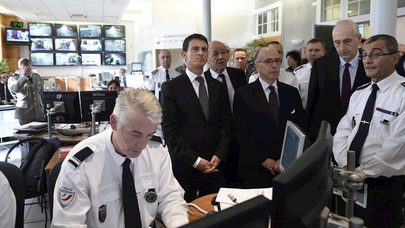 Boletines RNE - Identificados cinco de los siete suicidas que participaron en los atentados de París - Escuchar ahora