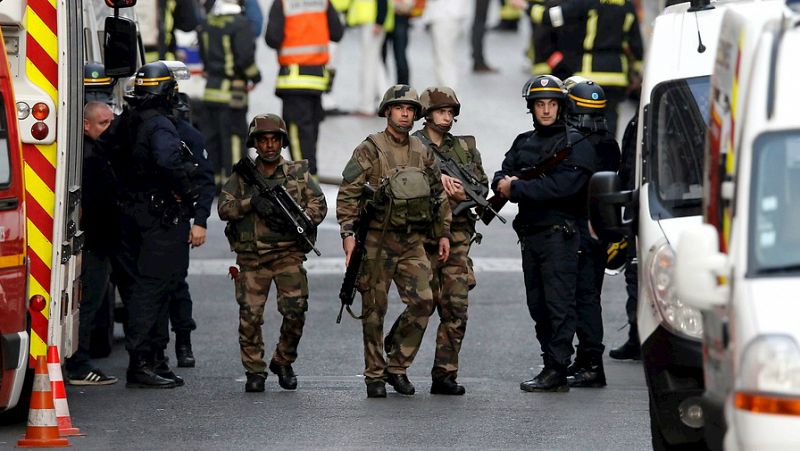 Boletines RNE - Una fallecida y cinco detenidos, en el asalto policial a Saint-Denis - Escuchar ahora