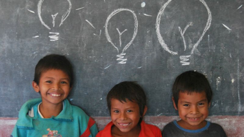 Entre paréntesis - 'Luces para aprender', el proyecto que llevará la electricidad e Internet a 66.000 escuelas de Iberoamérica - 01/12/15 - Escuchar ahora