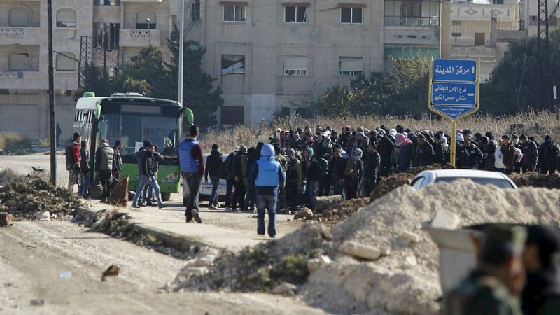 Entre paréntesis - Los rebeldes evacúan Homs, la tercera ciudad más importante de Siria - Escuchar ahora