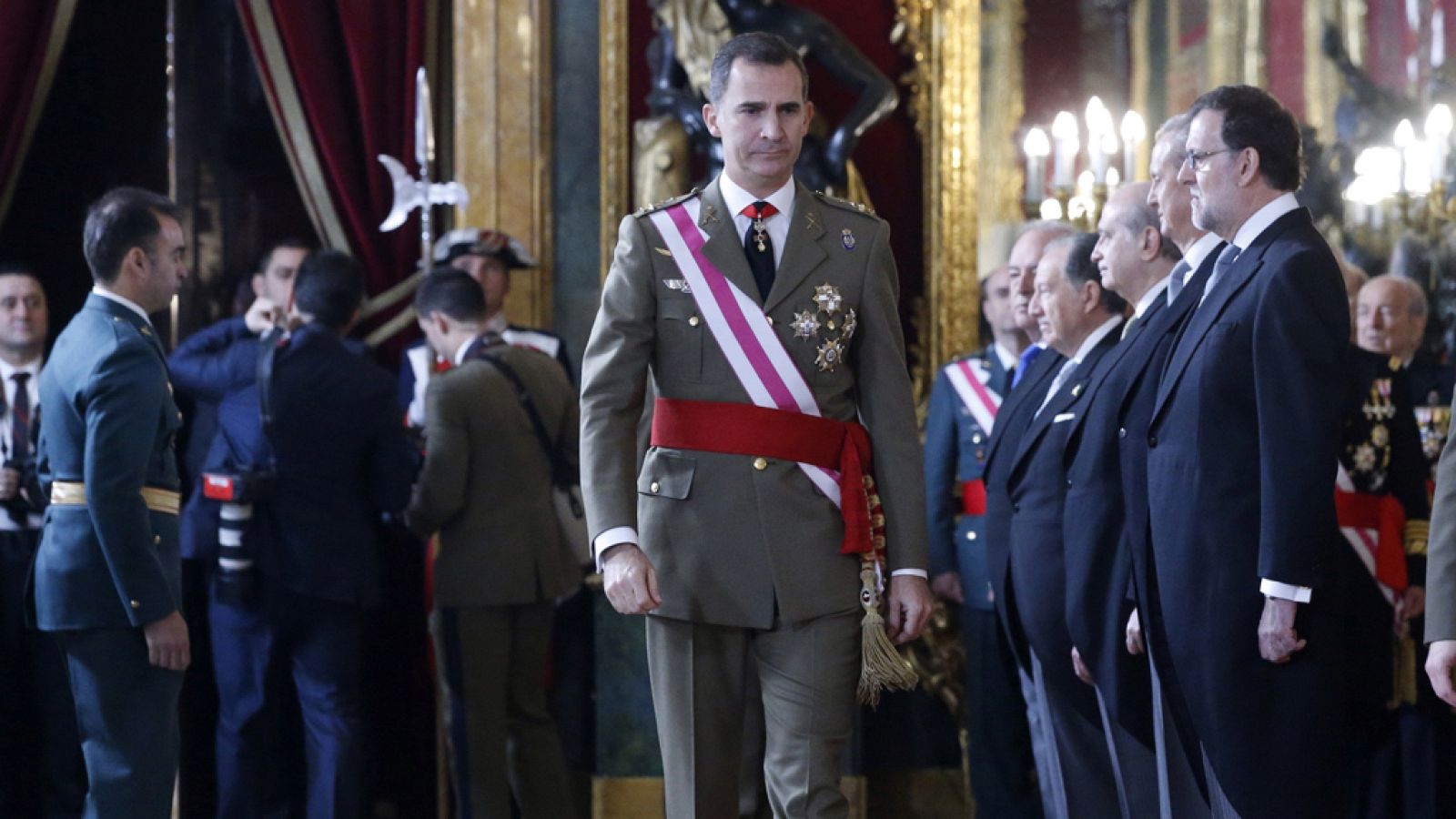 Diario de las 2 - El rey llama a seguir luchando contra el terrorismo en la Pascua Militar - Escuchar ahora