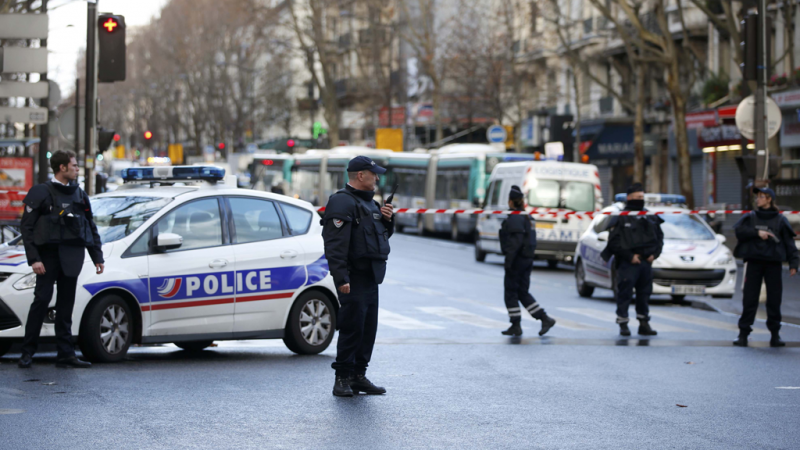 Diario de las 2 - Un hombre armado, abatido a tiros frente a una comisaría en París - Escuchar ahora