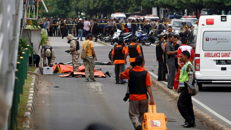 Boletines RNE - Al menos siete muertos en una cadena de explosiones en Indonesia  - Escuchar ahora