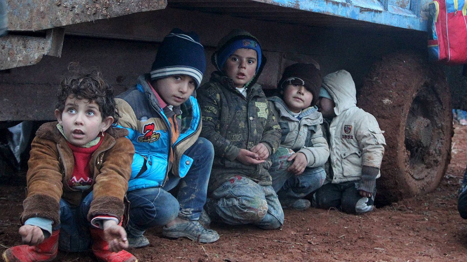 CRISTINA SÁNCHEZ/ RNE.- La oposición siria, que se encuentra en Ginebra para negociar la paz en Siria con la delegación del Gobierno de Bachar al Asad, exige que se cumpla la resolución de la ONU como requisito para sentarse a negociar. Piden que se desbloquee la entrada de la ayuda humanitaria y se terminen los bombardeos. "Es importante para nosotros parar las masacres. Nuestro pueblo, nuestro niños están muriendo", ha señalado el portavoz de la delegación opositora.