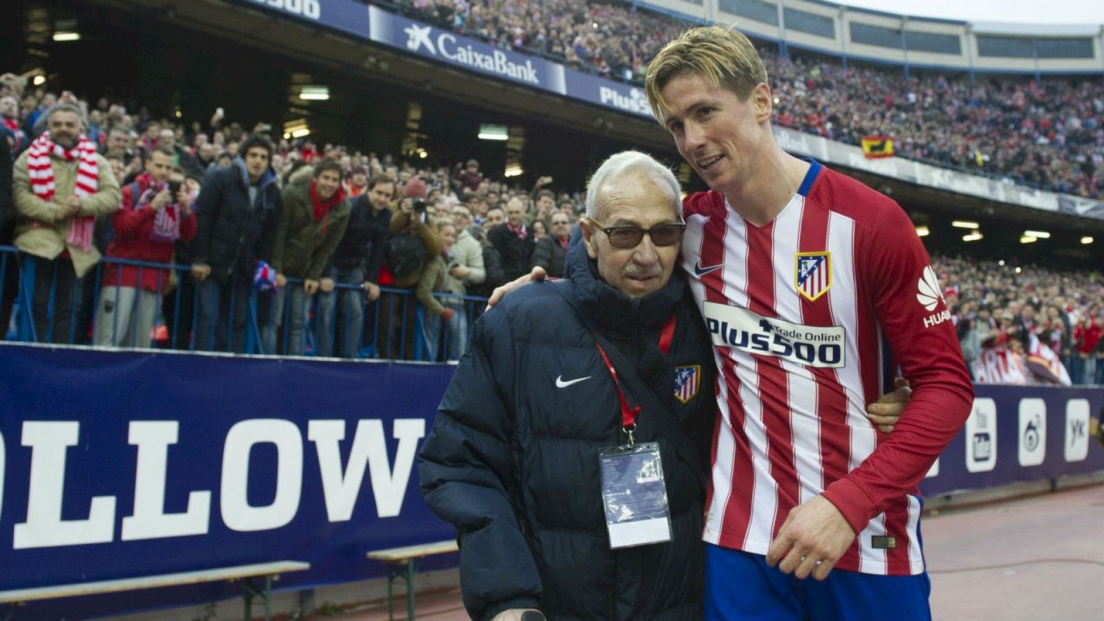 Tablero Deportivo - Emoción atlética: Fernando Torres entrega camiseta y su gol 100 a Manuel Briñas - Escuchar ahora 