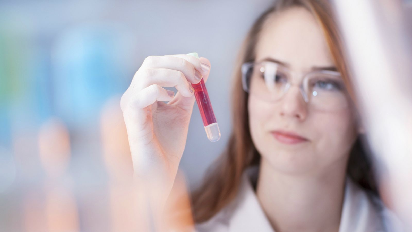 Entre paréntesis - Apoyo a jóvenes investigadores para evitar la fuga de talentos - Escuchar ahora