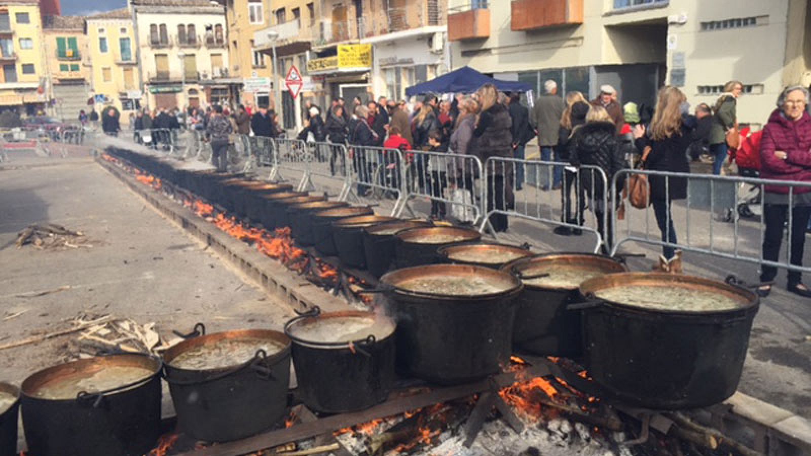 Plaça gran - Ponts - El Ranxo (1)