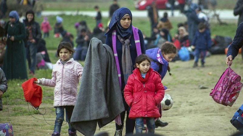 Radio 5 Actualidad - La ola de refugiados sigue desbordando Grecia - Escuchar ahora