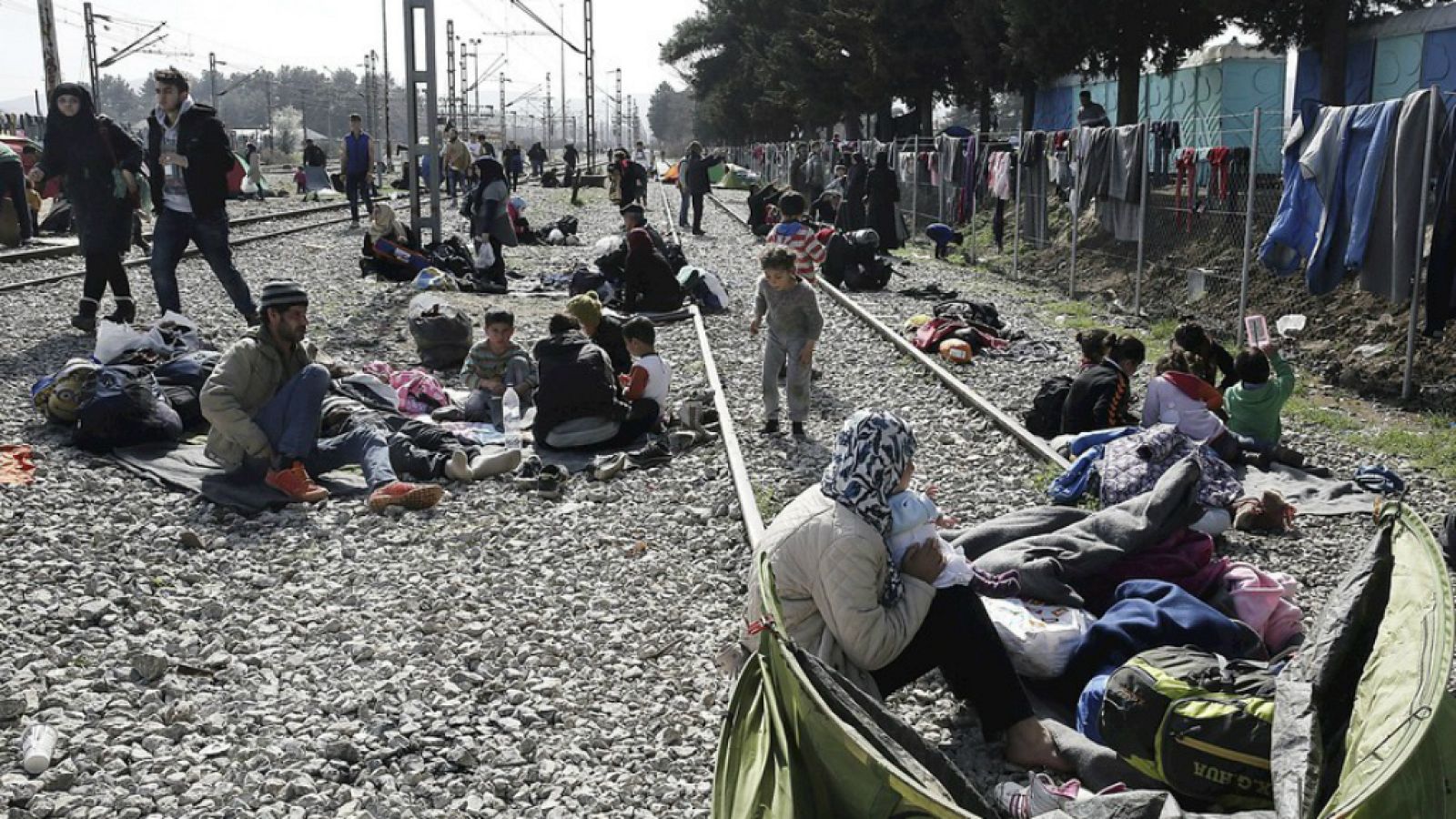 Radio 5 Actualidad - La Comisión Europea presenta un plan de ayuda a los países de la ruta de los Balcanes - Escuchar ahora