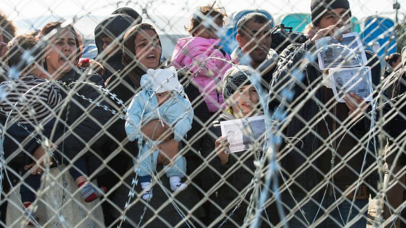 Radio 5 Actualidad - La CE presenta un plan de ayuda para los refugiados bloqueados en los Balcanes - Escuchar ahora