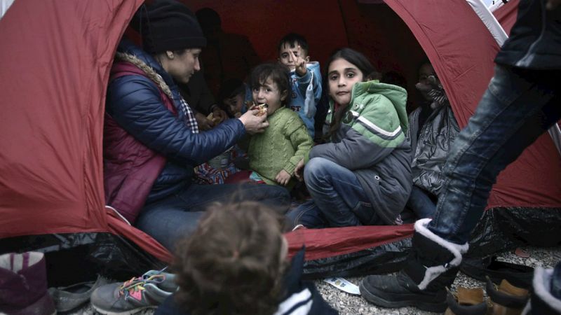 Entre paréntesis - Las mujeres y los niños constituyen el 60% de los refugiados - Escuchar ahora