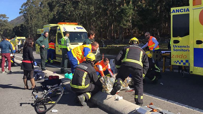 Un muerto y ocho heridos al atropellar un conductor a un pelotón ciclista en Pontevedra