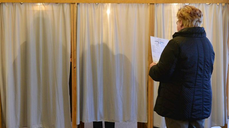 Las mañanas de RNE - La gestión de la crisis de refugiados pasa factura Merkel - Escuchar ahora