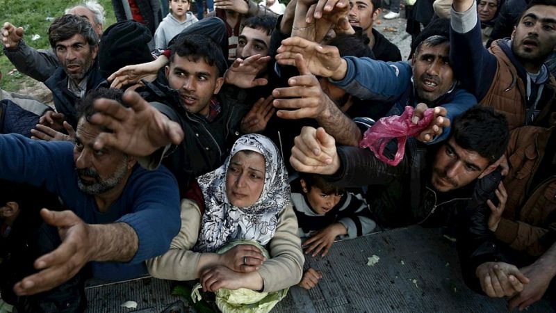 Entre paréntesis - Miles de refugiados, atrapados en Grecia por el cierre de las fronteras - Escuchar ahora