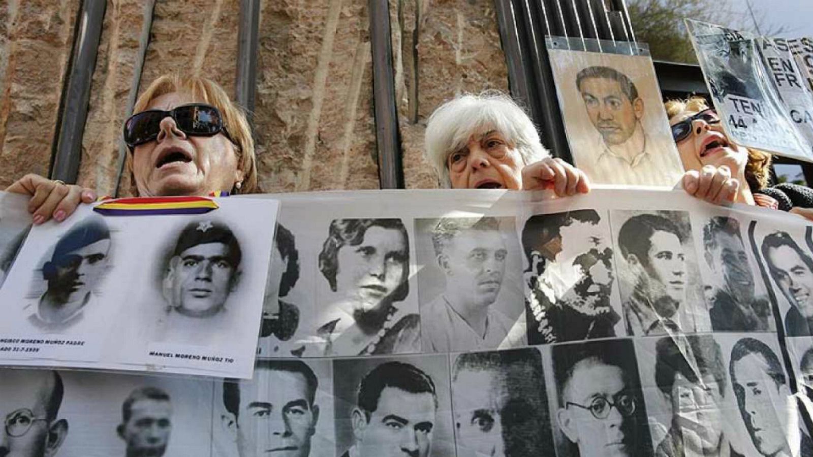 Entre paréntesis - Piden que se investiguen los delitos de género en los de genocidio durante el franquismo - Escuchar ahora